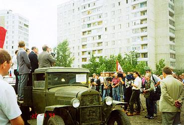 В качестве трибуны был использован грузовичок ГАЗ-АА