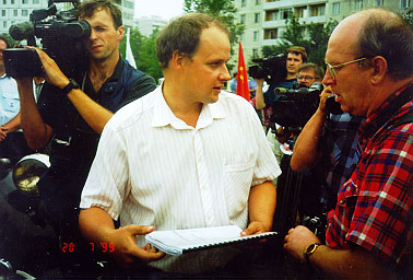 Д. Ломаков после снятия покрывала атакован журналистами.