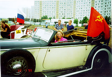 Хорьх-853 со знаменем Победы.